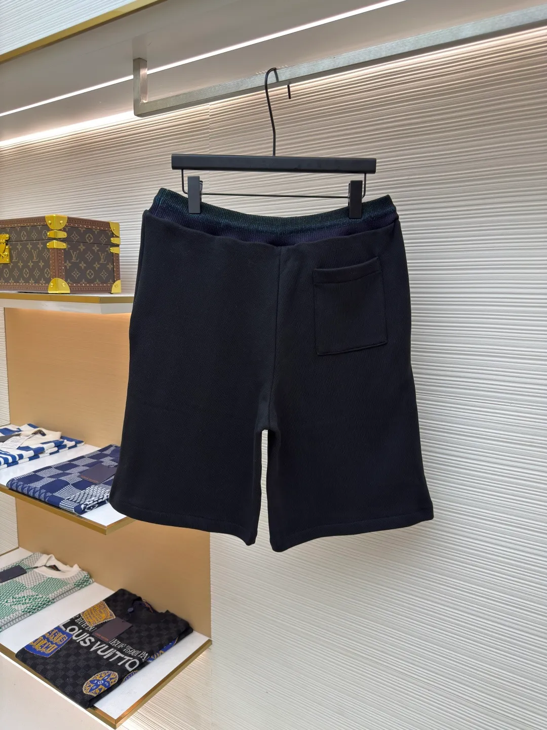 LOUIS VUITTON college style logo embroidered shorts ●Authentic product: Purchased and developed for 8900 ●Item number: 1680429-A55 ●Material: cotton sweatshirt fabric ●Technology: embroidery process ●Version: fitted version ●Weight: about 535 grams ●Size: S-M-L-XL ●Description: Made of double-ply yarn, carefully selected cotton sweatshirt fabric, with iridescent ribbing lighting up the waist, just like the brilliant aurora appearing in the night sky, and the white webbing on both sides is simple and neat. The LV logo embroidery on the left leg is like an artist's delicate brushstrokes, adding a mysterious and gorgeous atmosphere. The overall wiring is straight and delicate, the fabric is comfortable and soft, and the color is consistent without color difference. It can be matched with the same style to create a fashionable look and control various occasions. Customized accessories, complete with three standards, same style for men and women!